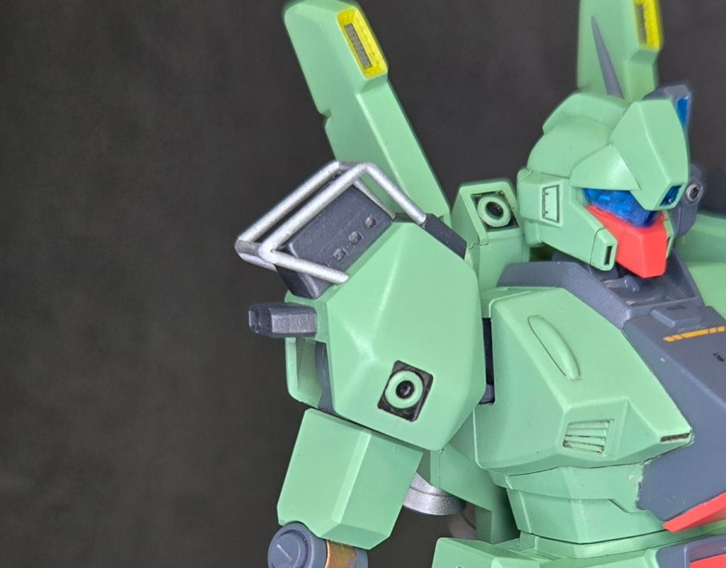 右肩にはバーニアガードをプラ棒で作ってますデブリとか多いだろうし､推進機やられたら姿勢制御出来ないだろってなわけで…バイクのエンジンガードみたいなもんですね反対はシールドに干渉するし、めんどｯ…ではなくシールド構えるしアシンメトリーにした方が合理的なので
