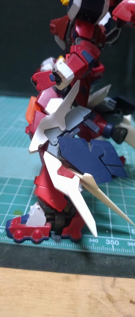 ブレイジングウェポンバインダー&nbsp;ハンドガンを内蔵したウェポンバインダー兼バーニアユニット。左脹ら脛にはビームハンドガン、右脹ら脛に実体弾ハンドガンが収納小型バーニアによる機動性向上及びウィング兼バスタードチョッパーによる打撃および斬撃も可能&nbsp;