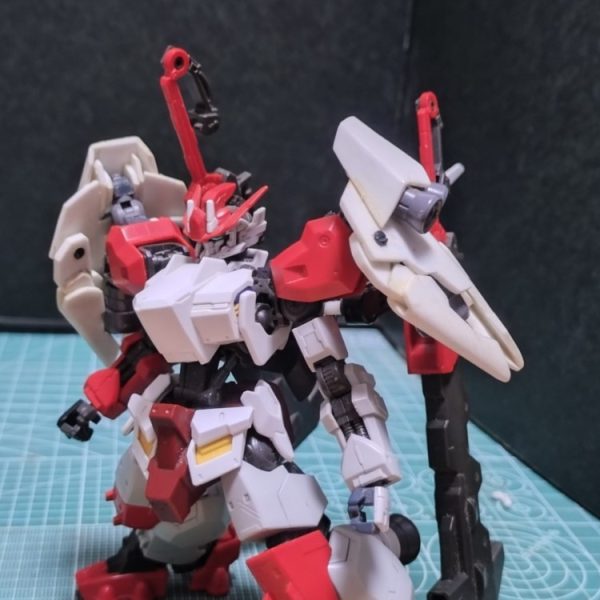厄祭戦時、対ＭＡおよび子機に対応する為に検討された姿&nbsp;ガンマナノラミネートアーマーブレイド、スレッジハンマーを二振り追加。さらに胸部装甲追加による継戦能力向上を目指した&nbsp;肩部バーニアユニット3基による加速、急激な方向転換とサブスラスターとの相乗効果により子機プルマーを駆逐しながらＭＡ本体への殲滅を敢行を目的とするもガンマナノラミネートソードの技術的未成熟も相まり数度の戦闘記録のみで棄却され肩部は別なユニット、胸部装甲も変更され月での決戦に投入された&nbsp;&nbsp;この運用データは後続機へフィードバッグされた記録はない…&nbsp;&nbsp;（1枚目）