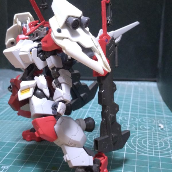 厄祭戦時、対ＭＡおよび子機に対応する為に検討された姿&nbsp;ガンマナノラミネートアーマーブレイド、スレッジハンマーを二振り追加。さらに胸部装甲追加による継戦能力向上を目指した&nbsp;肩部バーニアユニット3基による加速、急激な方向転換とサブスラスターとの相乗効果により子機プルマーを駆逐しながらＭＡ本体への殲滅を敢行を目的とするもガンマナノラミネートソードの技術的未成熟も相まり数度の戦闘記録のみで棄却され肩部は別なユニット、胸部装甲も変更され月での決戦に投入された&nbsp;&nbsp;この運用データは後続機へフィードバッグされた記録はない…&nbsp;&nbsp;（3枚目）