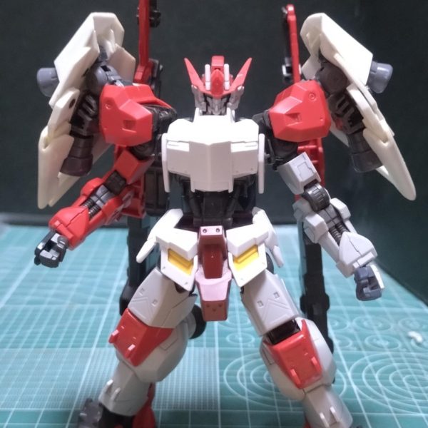 厄祭戦時、対ＭＡおよび子機に対応する為に検討された姿&nbsp;ガンマナノラミネートアーマーブレイド、スレッジハンマーを二振り追加。さらに胸部装甲追加による継戦能力向上を目指した&nbsp;肩部バーニアユニット3基による加速、急激な方向転換とサブスラスターとの相乗効果により子機プルマーを駆逐しながらＭＡ本体への殲滅を敢行を目的とするもガンマナノラミネートソードの技術的未成熟も相まり数度の戦闘記録のみで棄却され肩部は別なユニット、胸部装甲も変更され月での決戦に投入された&nbsp;&nbsp;この運用データは後続機へフィードバッグされた記録はない…&nbsp;&nbsp;（2枚目）