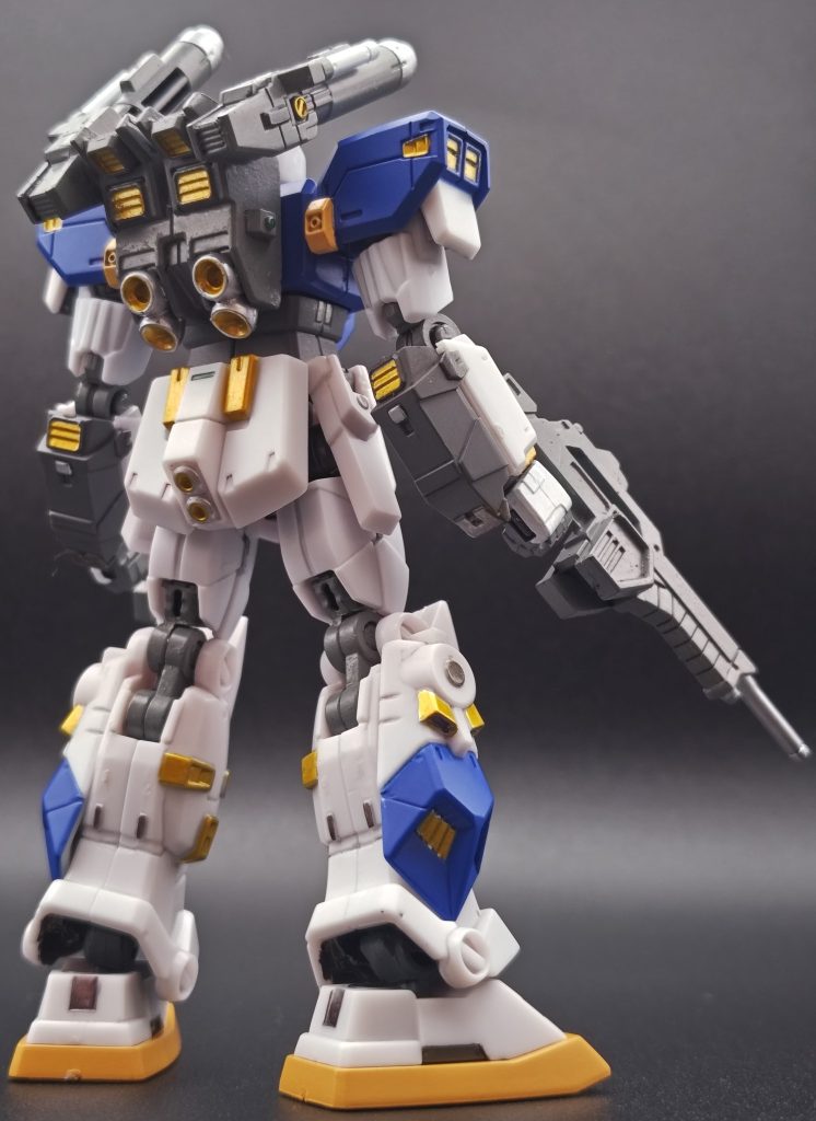 またFA用のフレームは安値で売られていたジムのものを使用しています。左手にスプレーガンをもっているのはその名残り(供養)のためです。一応、敵が近距離に寄ってきた場合の牽制用という事で持っている脳内設定です。この後ろ姿、結構気に入ってます(gundam-kao5)