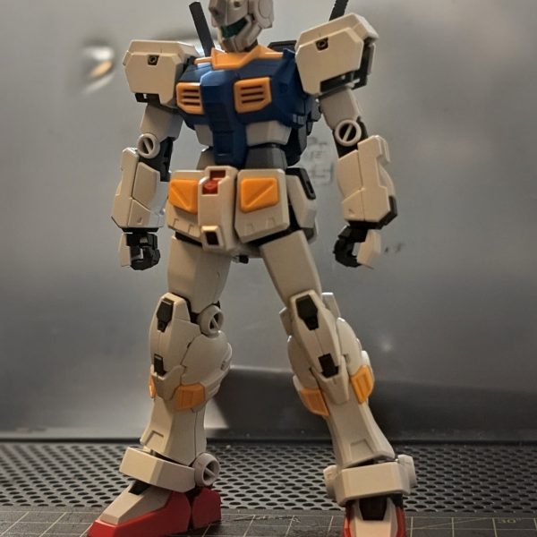アーティファクトの息抜きに我がミルク小隊の小隊員カイン・レオンハート曹長の機体を組んでみました✨ベースはHGのガンダム7号機です。頭部はパワードジム、足は陸戦型ガンダムのに交換してあります。我が小隊の機体はガンダムタイプ禁止という鉄の掟があるので、ジムヘッドにしてみました😅足は7号機のままだとガンダム過ぎる気がしたので、陸戦型ガンダムの物に置き換えてます！自分では中々いいんじゃないかと🤔ベースがガンダムなのはカイン曹長が我が小隊のエースなので1番強そうな機体をあてがった結果です🤤名前は「ジムヘッドMk-VII」と命名しました💡まだまだ手を加えますが、とりあえず大まかに本体は出来上がりました✌️亀速ですが、少しずつ作っていきます🐢（2枚目）