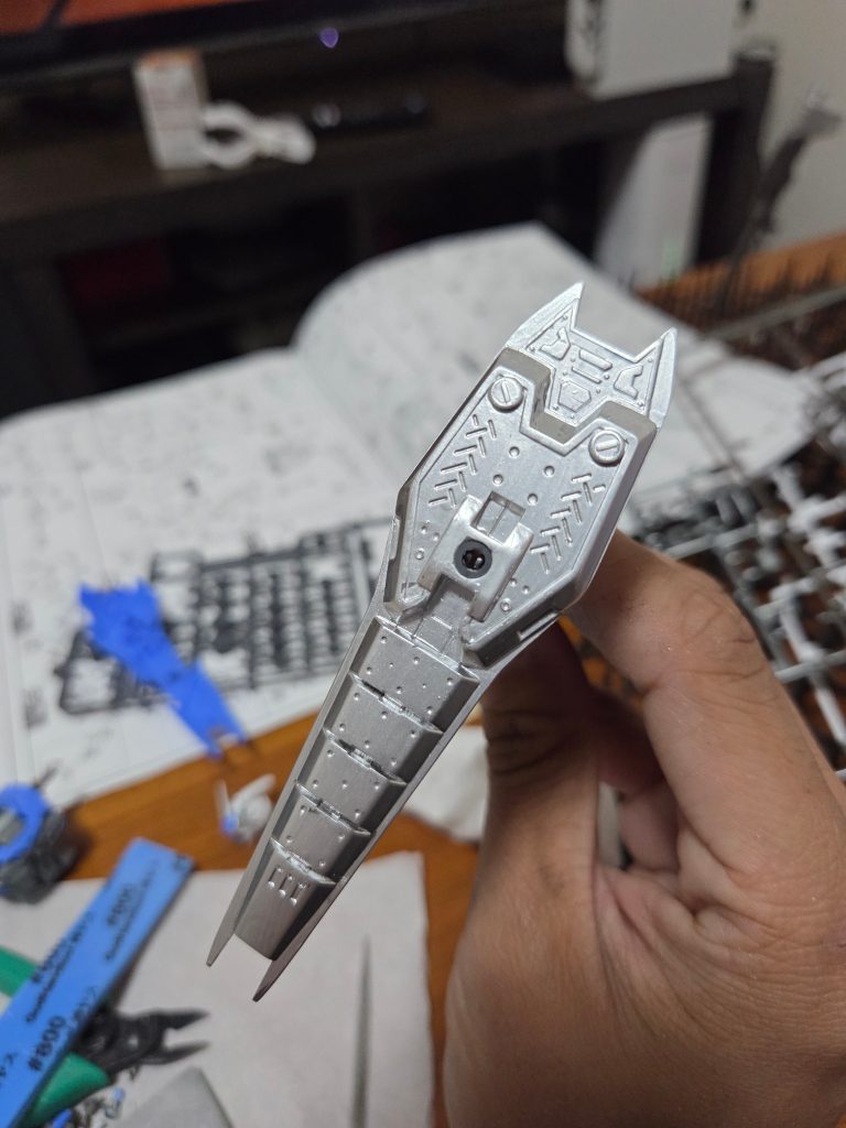 自分なりの解釈でシルバーを出したいところを塗装しました。今回の塗装はエアブラシでも筆でもなく、マーカーで直で塗りました。全くといっていいほどうまく塗れませんでした。