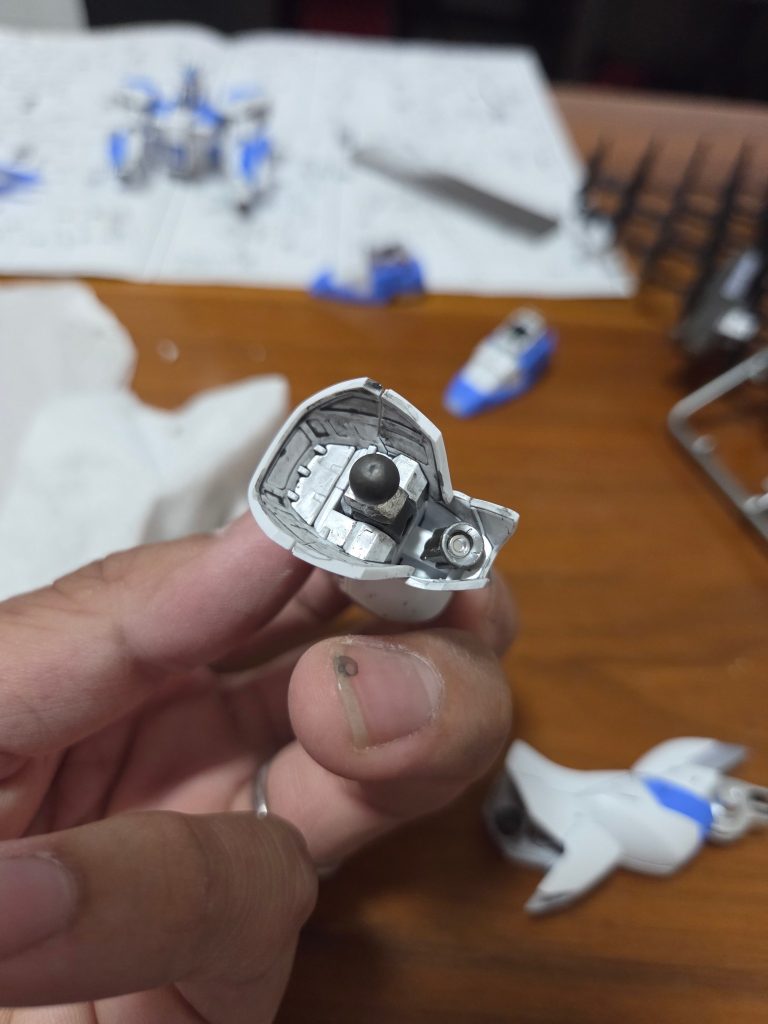 足の裏側をスミ入れ塗料であえて少し汚くなるように塗ってみました。使用感を出したかったためです。