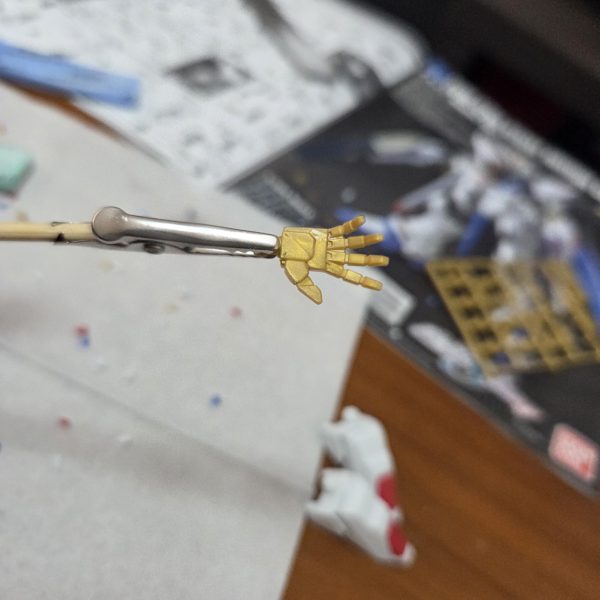 HG ストライクフリーダムガンダムを製作します。今回はトップコートを使用し、艶消しを試みます。また、ガンダムマーカーのイエローゴールドを使用し、金の部分を強調しようとしてます。（2枚目）
