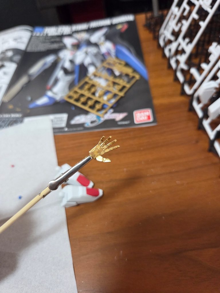 イエローゴールドのガンダムマーカーで塗りました。見えづらいですがちゃんと変化が見られたので塗った甲斐がありました。