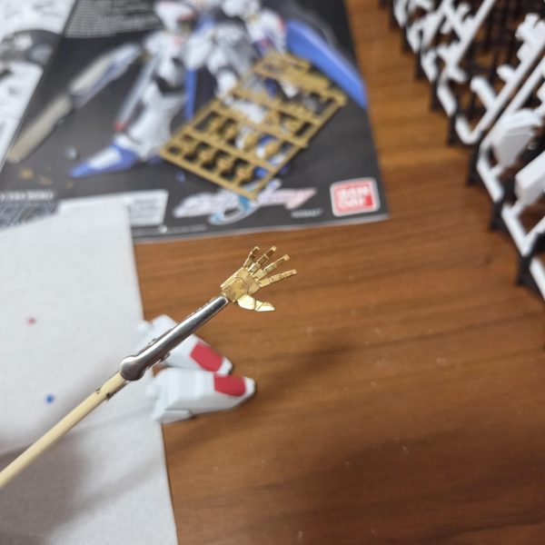 HG ストライクフリーダムガンダムを製作します。今回はトップコートを使用し、艶消しを試みます。また、ガンダムマーカーのイエローゴールドを使用し、金の部分を強調しようとしてます。（3枚目）