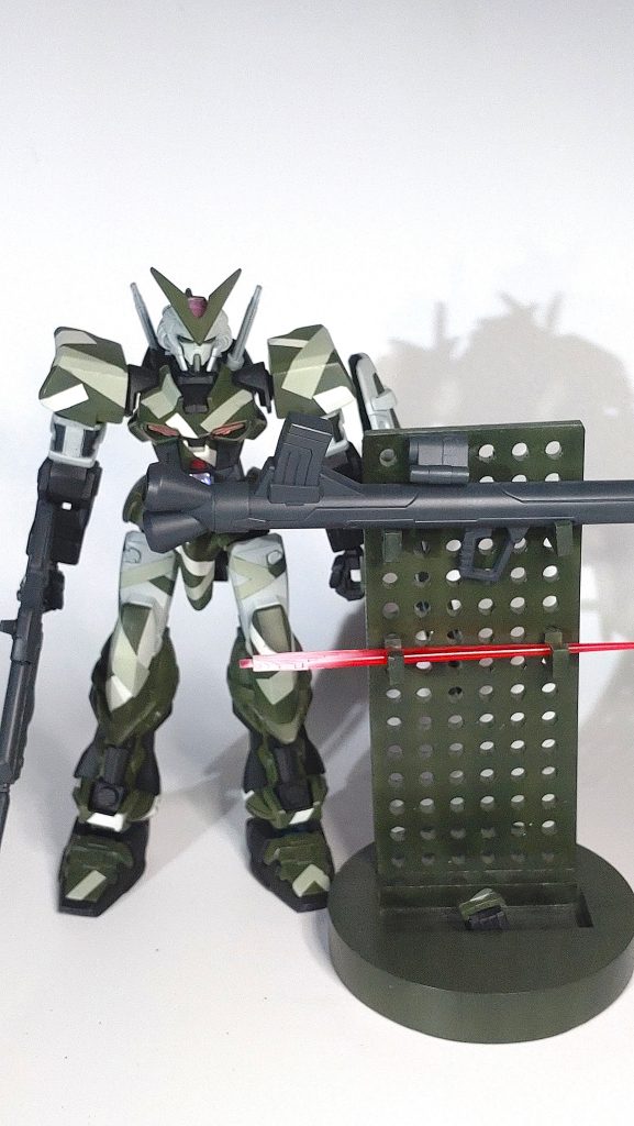 今回ディスプレイ用にこんなものを自作してみました。余った武器や手のパーツを保管できる場所が欲しかったので・・・