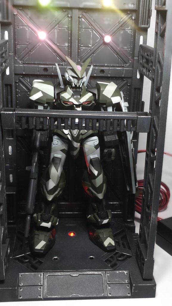初挑戦という事で加減が分からずやりすぎた感じになってしまいました。もうちょっとマスキングを細くして、もっと不規則に並べるべきだったと反省。
