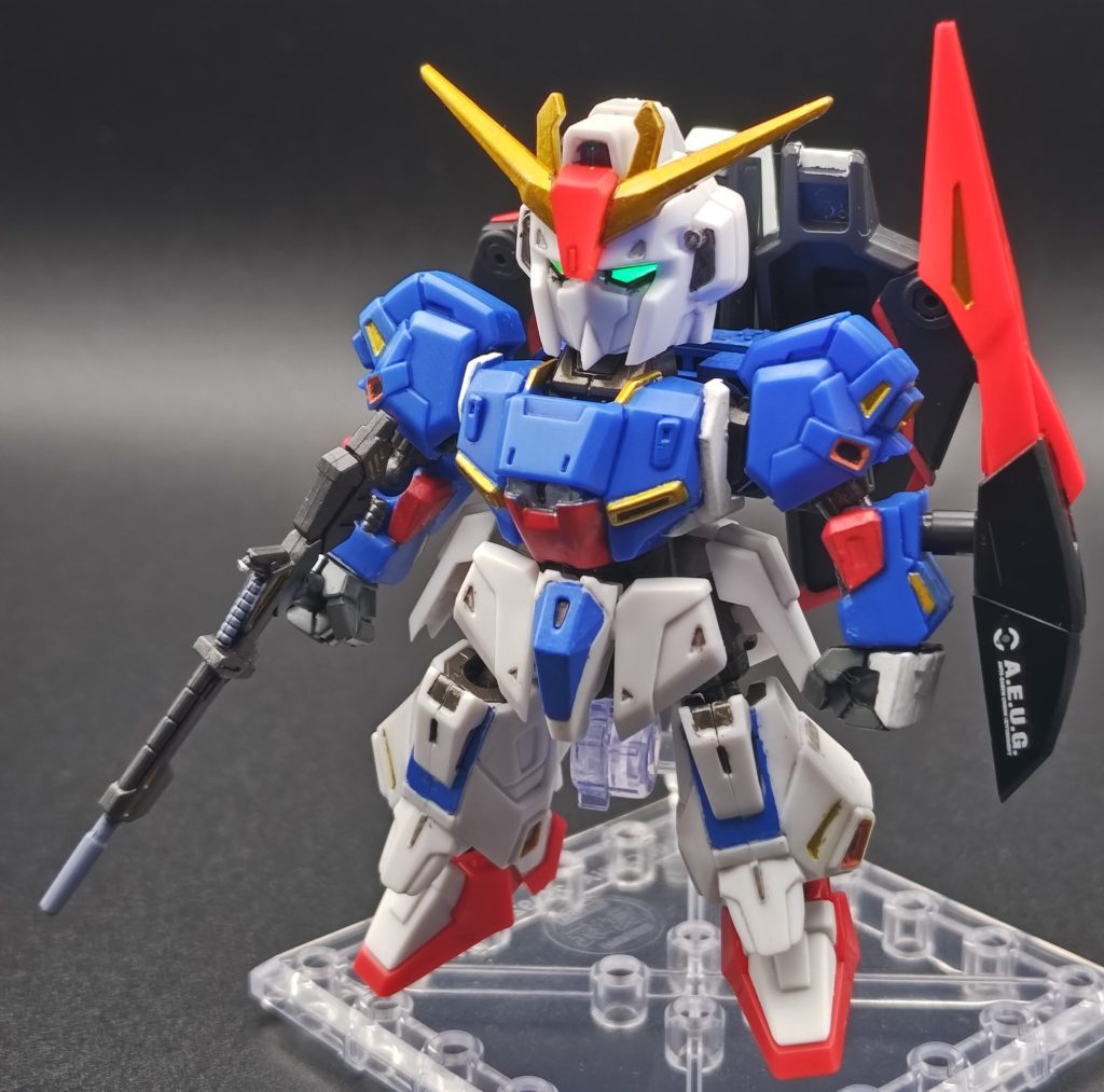 メラミンスポンジでツヤ抑え、コピックライナーでスミ入れしてから水性アクリルマーカー等で部分塗装しました。デカールは盾の１箇所のみ。ツインアイはUVに反応して光ってます。