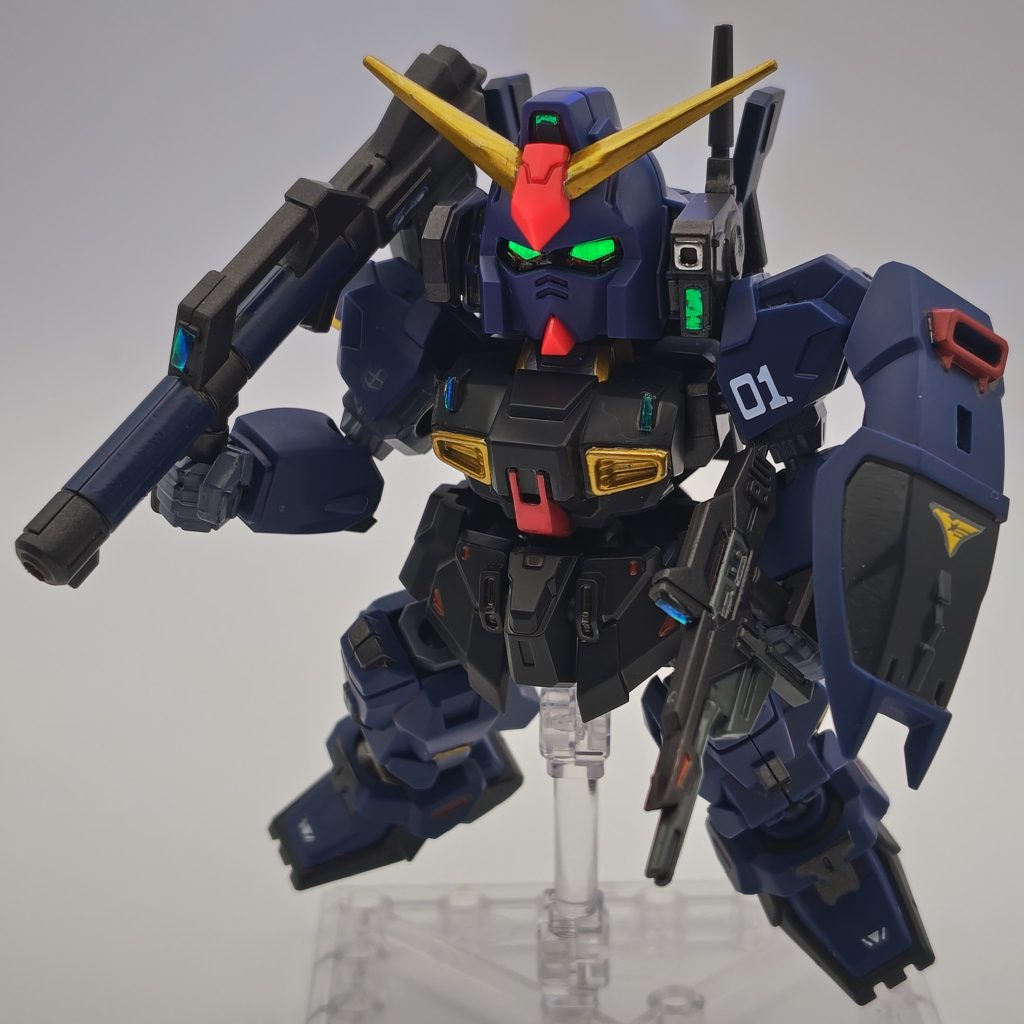 モビリティジョイントのガンダムマークII　ティターンズカラーを部分塗装などしたものです。水性アクリルマーカーを使用、スミ入れはコピックライナーです。バズーカ砲身などの紺色は水性ホビーカラーのティターンズカラーを筆塗りです。センサー類は百均テープを貼って上からレジンを乗せています。ツインアイは蛍光色の水性アクリルマーカーです。