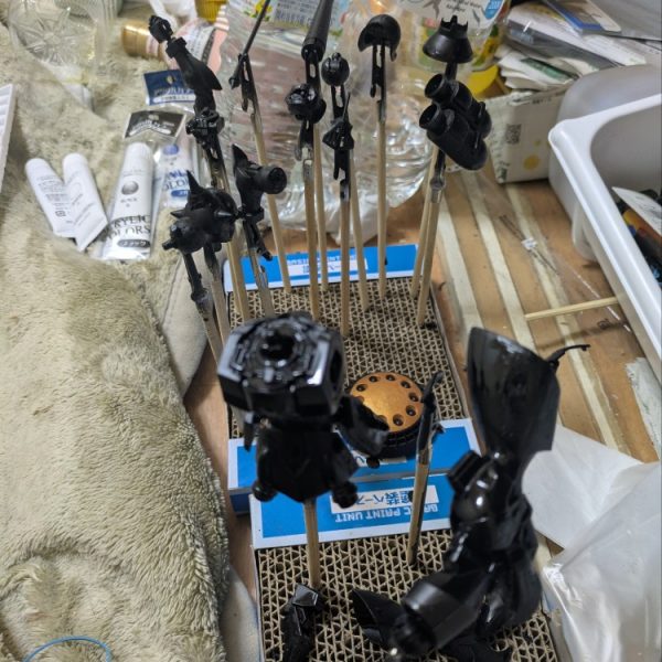 ギャンをAIで好きな色を塗装させてみてある程度構想が固まりましたので黒サフ？って言うんですかね?しまして只今乾燥待ちでございます🙇ガンプラの塗装（ガンダムマーカー以外で）初めてなので少し緊張してます💧&nbsp;塗装前ってめっちゃワクワクしますね✨️&nbsp;うまく塗れよ←自分に対してまもなく自分の理想がカタチになるときが来ました💓楽しみだぁ～🤤（1枚目）