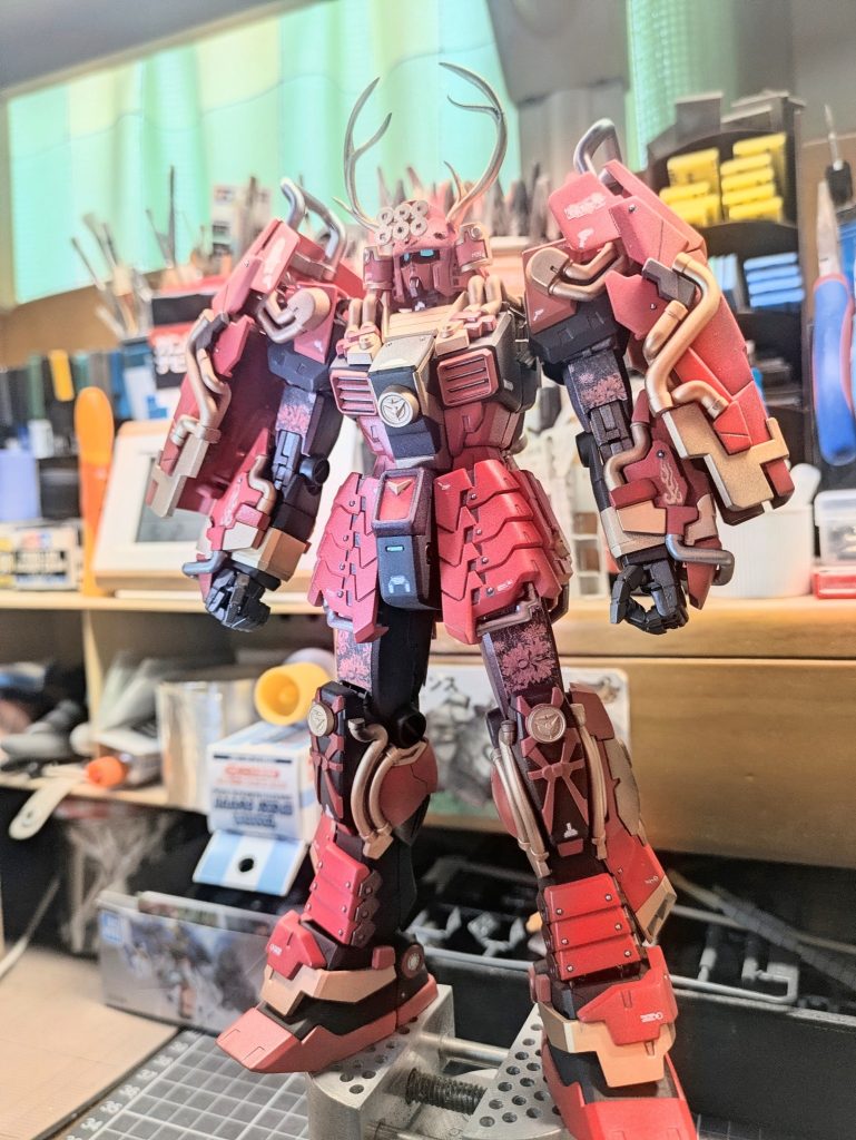 こちらは完成直後の歓喜ショット✨️あ、腕部と腿部の装飾シールは同じ武者ガンダムの黒衣大鎧の部品注文でゲットしました👍️ガンプラ作れることに感謝を忘れず😏👍️