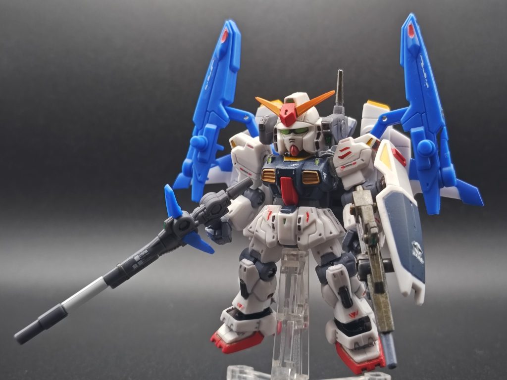 スーパーガンダムに。UVを当てない場合、目元は結構暗いです。スーパーガンダムの話なんですが、自分が初めて買ったガンプラが初期の方のBB戦士のスーパーガンダムでした。そいつはポンツーン（ディフェンサー部分の細長い青い所。もちろん当時はそんな名称も知らない）をディフェンサーから外して肩アーマーに直接くっつける仕様で、10年以上はそういう合体形式なんだと思っていました。肩に接続してないのを知った時は驚きましたね〜、、、というオッサンの思い出でした…