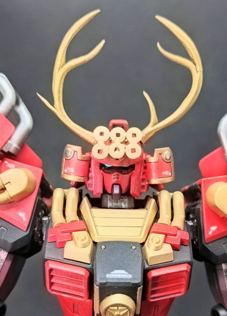 　　　バストショット✨️額の六文銭はプラバンから、角はエポパテから作製しました👍️いゃ〜六文銭の四角い穴を開けるのがめちゃくちゃ難しかった💦小改造とはいぇ、かなり試行錯誤して自分なりに及第点になったものを使用しました😅角は左右非対称にして手作り感満載です😂