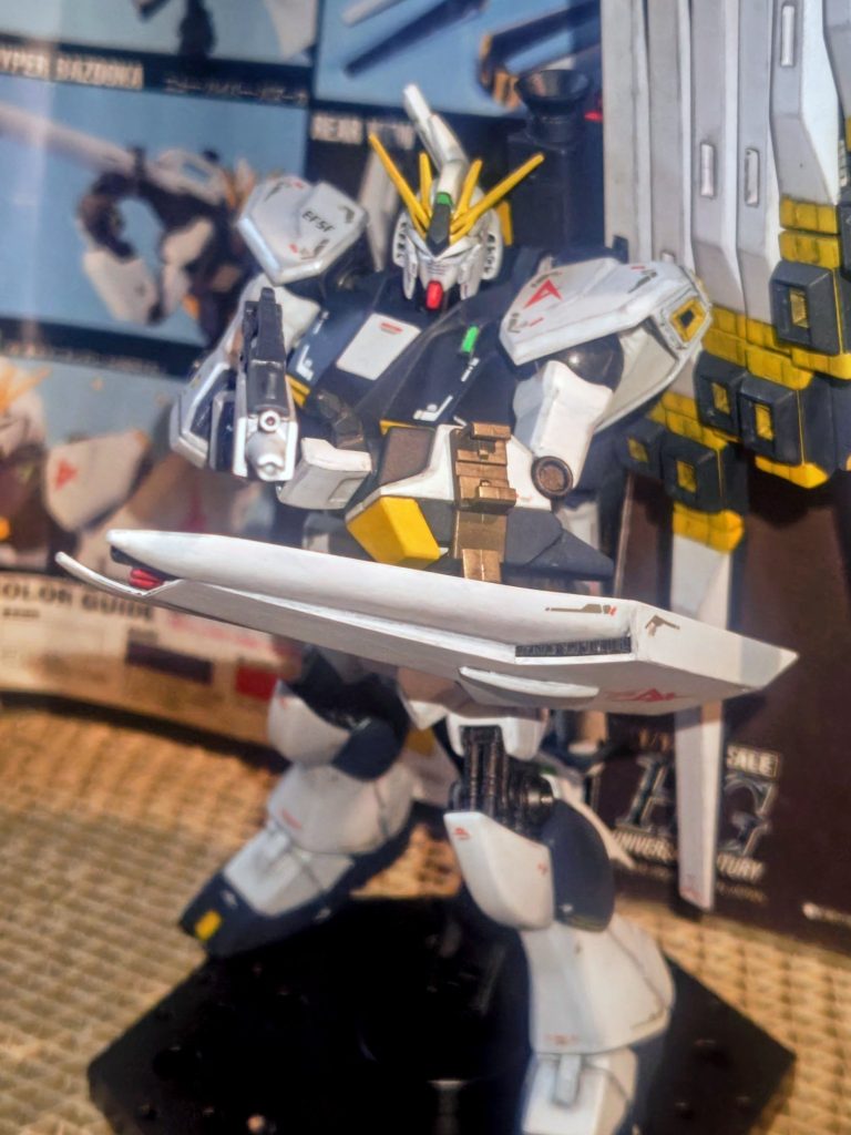 ビームライフルを両手で構えるニューガンダムです😊カッコいいです😊👍
