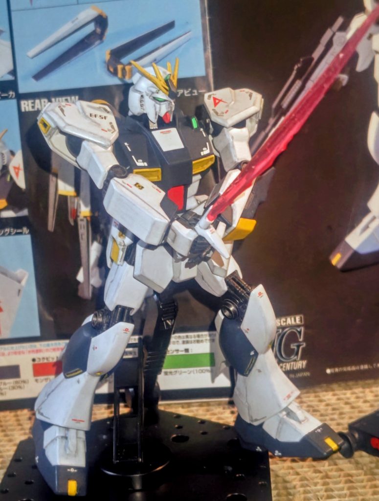 ビームサーベルを両手で構えるニューガンダムです😊スゴイ、カッコいいですね！😄