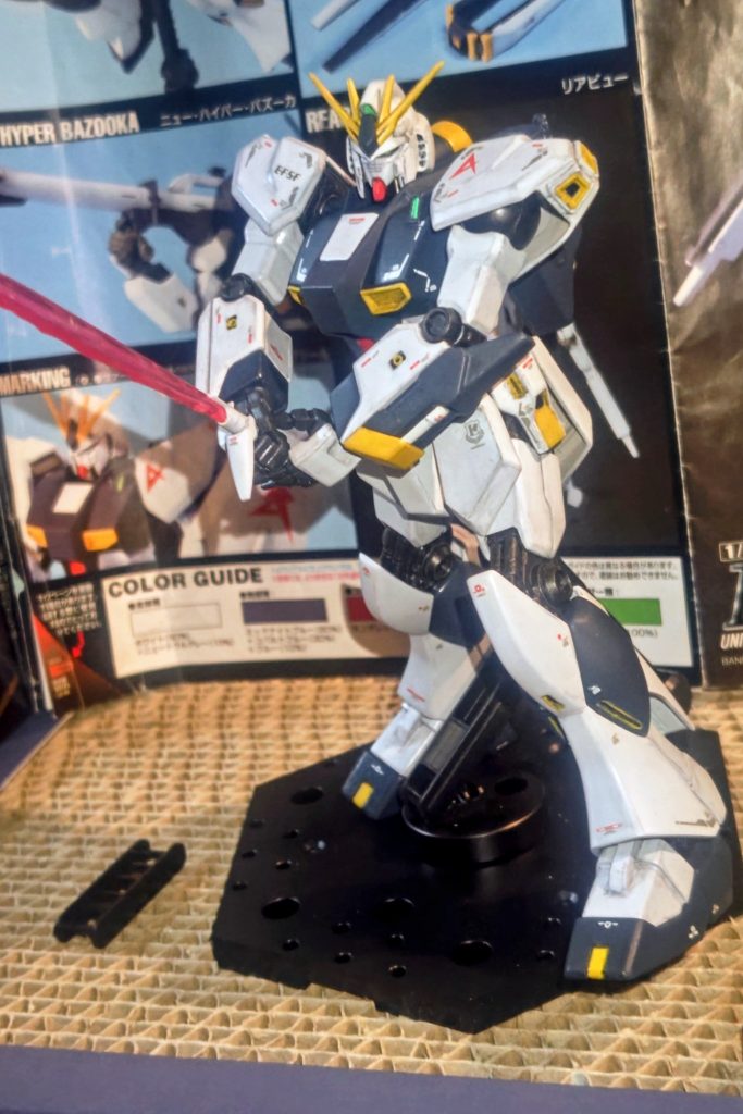 違う角度からのビームサーベルを構えたニューガンダムです！😊やっぱり、カッコいいです！🤚😄
