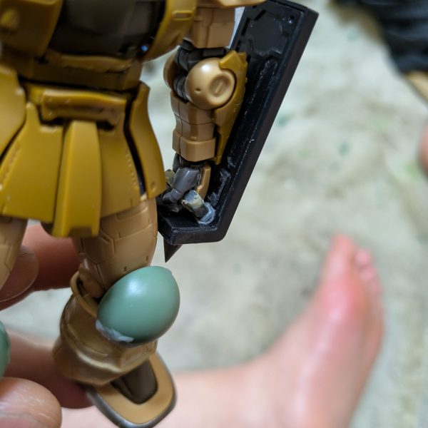 前にシュツルムガルスみたいな機体を作ると意気込んでつぶやいたことがありましたがそれに近いものをGQ版ザクで完成間近(まだ調整中ですが)なのでその機体に任せて今はシンプル風なものをつくりたくてなってしまいましたのである程度ベースはできたので自己満足のつぶやきをしたいと思います💧ここでしか本音を言えないので(笑) それでは改造箇所の説明をさせて頂きます🙇 まずベースの機体はバックパックを奪われたザクハーフキャノンのザク機体(バックパックと何故かわかりませんがひざを奪われた状態のザク(ーー;))そして頭は指揮官アンテナ付旧ザク頭部これら↑をベースに改造箇所(バックパックは案を考え中)は、まず先に施したのはひざ✨️一旦GQ版ザクの太もも辺りの丸っぽいパーツを軽くカットして内側に少しパテを埋めてひざに固定し丸が欠けている部分をUVパテでぬり固め調整中のちにここにスパイクを3つずつ散りばめてイカついひざに仕上げる予定です🤤そして本体そのものではないですがスパイクシールド(完成)に手で持てるように穴あけてL字の持ち手をパテでしっかり固定させて1日待って取り外し周りをちょっとだけデザインナイフで削りすっぽりてに持たせられるように改造致しました🙇(この製作途中対しての→)最後にスネ部に3連装ミサイルポッドを取り付けたいのでスネ周りが細かったのでパテで太くしてはめれるように加工中です✨️今の写真よりもう少しキレイにパテ盛り処理したいので(ーー;) 今のところ以上が製作過程でございます🙇 最後まで見て頂きまして誠に有難うございます🙇(≧∇≦)bいいねプラスこめんと,も頂けるとやる気に繋がりますのでよろしくお願い致します🙇 (4枚目)
