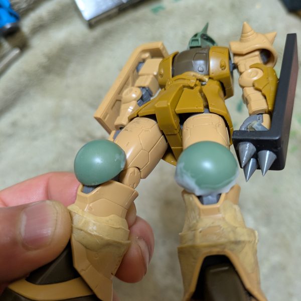 前にシュツルムガルスみたいな機体を作ると意気込んでつぶやいたことがありましたがそれに近いものをGQ版ザクで完成間近(まだ調整中ですが)なのでその機体に任せて今はシンプル風なものをつくりたくてなってしまいましたのである程度ベースはできたので自己満足のつぶやきをしたいと思います💧ここでしか本音を言えないので(笑) それでは改造箇所の説明をさせて頂きます🙇 まずベースの機体はバックパックを奪われたザクハーフキャノンのザク機体(バックパックと何故かわかりませんがひざを奪われた状態のザク(ーー;))そして頭は指揮官アンテナ付旧ザク頭部これら↑をベースに改造箇所(バックパックは案を考え中)は、まず先に施したのはひざ✨️一旦GQ版ザクの太もも辺りの丸っぽいパーツを軽くカットして内側に少しパテを埋めてひざに固定し丸が欠けている部分をUVパテでぬり固め調整中のちにここにスパイクを3つずつ散りばめてイカついひざに仕上げる予定です🤤そして本体そのものではないですがスパイクシールド(完成)に手で持てるように穴あけてL字の持ち手をパテでしっかり固定させて1日待って取り外し周りをちょっとだけデザインナイフで削りすっぽりてに持たせられるように改造致しました🙇(この製作途中対しての→)最後にスネ部に3連装ミサイルポッドを取り付けたいのでスネ周りが細かったのでパテで太くしてはめれるように加工中です✨️今の写真よりもう少しキレイにパテ盛り処理したいので(ーー;) 今のところ以上が製作過程でございます🙇 最後まで見て頂きまして誠に有難うございます🙇(≧∇≦)bいいねプラスこめんと,も頂けるとやる気に繋がりますのでよろしくお願い致します🙇 (2枚目)