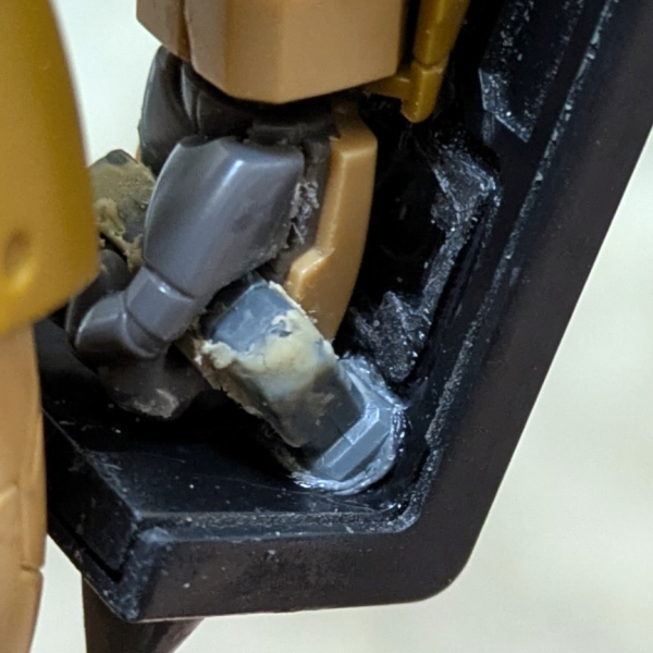 前にシュツルムガルスみたいな機体を作ると意気込んでつぶやいたことがありましたがそれに近いものをGQ版ザクで完成間近(まだ調整中ですが)なのでその機体に任せて今はシンプル風なものをつくりたくてなってしまいましたのである程度ベースはできたので自己満足のつぶやきをしたいと思います💧ここでしか本音を言えないので(笑) それでは改造箇所の説明をさせて頂きます🙇 まずベースの機体はバックパックを奪われたザクハーフキャノンのザク機体(バックパックと何故かわかりませんがひざを奪われた状態のザク(ーー;))そして頭は指揮官アンテナ付旧ザク頭部これら↑をベースに改造箇所(バックパックは案を考え中)は、まず先に施したのはひざ✨️一旦GQ版ザクの太もも辺りの丸っぽいパーツを軽くカットして内側に少しパテを埋めてひざに固定し丸が欠けている部分をUVパテでぬり固め調整中のちにここにスパイクを3つずつ散りばめてイカついひざに仕上げる予定です🤤そして本体そのものではないですがスパイクシールド(完成)に手で持てるように穴あけてL字の持ち手をパテでしっかり固定させて1日待って取り外し周りをちょっとだけデザインナイフで削りすっぽりてに持たせられるように改造致しました🙇(この製作途中対しての→)最後にスネ部に3連装ミサイルポッドを取り付けたいのでスネ周りが細かったのでパテで太くしてはめれるように加工中です✨️今の写真よりもう少しキレイにパテ盛り処理したいので(ーー;) 今のところ以上が製作過程でございます🙇 最後まで見て頂きまして誠に有難うございます🙇(≧∇≦)bいいねプラスこめんと,も頂けるとやる気に繋がりますのでよろしくお願い致します🙇 (3枚目)