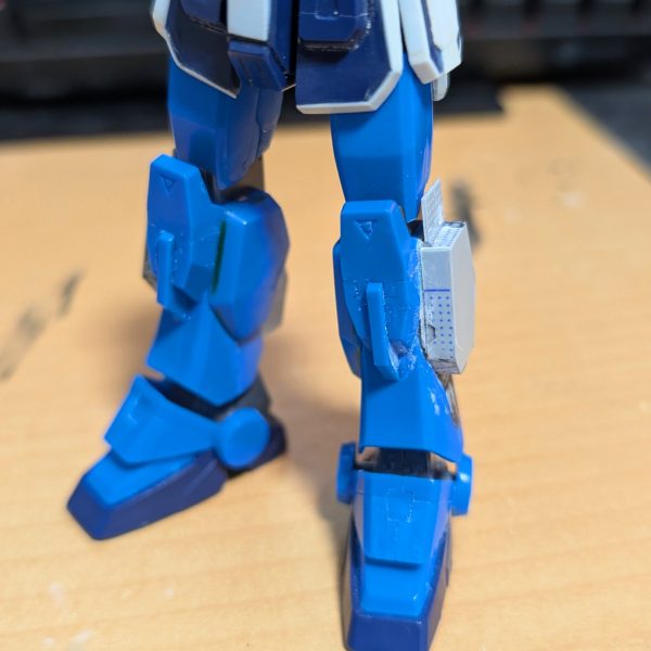 今回は脚部スラスターをスクラッチしました。※細かいディテールは後で作る予定……&nbsp;自分はEx-Sガンダムの脚部増加装甲が好きなので、それっぽい感じをイメージして作りました。(あとヘイズル系の脚部スラスター)最近は、関節の可動域といった目立たないところをよく弄ってるので写真映えするような改造をしてないです……(もう少し外見をガラッと変えたいけどセンスが……ね？)追記：最近またゲームしてて制作全然進まない(꧞ 'ᢦ' )&nbsp;（2枚目）