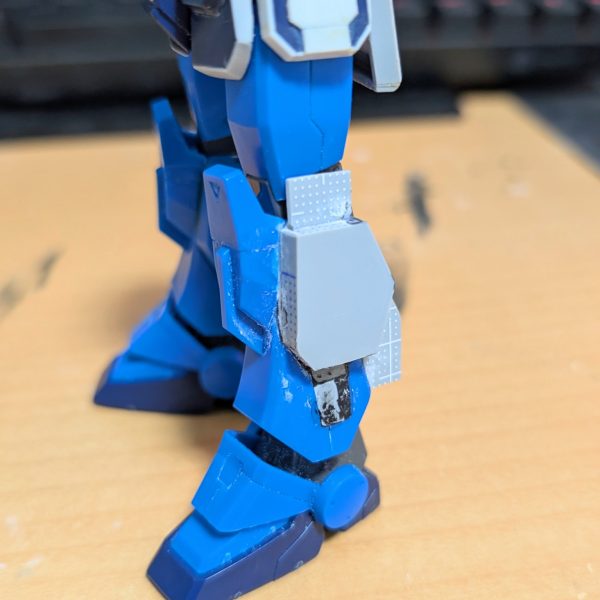 今回は脚部スラスターをスクラッチしました。※細かいディテールは後で作る予定……&nbsp;自分はEx-Sガンダムの脚部増加装甲が好きなので、それっぽい感じをイメージして作りました。(あとヘイズル系の脚部スラスター)最近は、関節の可動域といった目立たないところをよく弄ってるので写真映えするような改造をしてないです……(もう少し外見をガラッと変えたいけどセンスが……ね？)追記：最近またゲームしてて制作全然進まない(꧞ 'ᢦ' )&nbsp;（3枚目）
