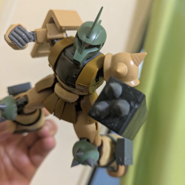 腰回りを大まかにパテ盛りしました。ふくらはぎ部分？ミサイルポッド辺りを更にパテ盛り段差を大まかになくして見た目違和感を少なくしました。両ひざにスパイクを3つずつ付けました。（3枚目）