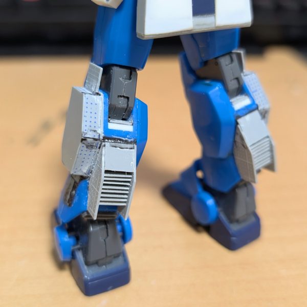 今回は脚部スラスターをスクラッチしました。※細かいディテールは後で作る予定……&nbsp;自分はEx-Sガンダムの脚部増加装甲が好きなので、それっぽい感じをイメージして作りました。(あとヘイズル系の脚部スラスター)最近は、関節の可動域といった目立たないところをよく弄ってるので写真映えするような改造をしてないです……(もう少し外見をガラッと変えたいけどセンスが……ね？)追記：最近またゲームしてて制作全然進まない(꧞ 'ᢦ' )&nbsp;（5枚目）