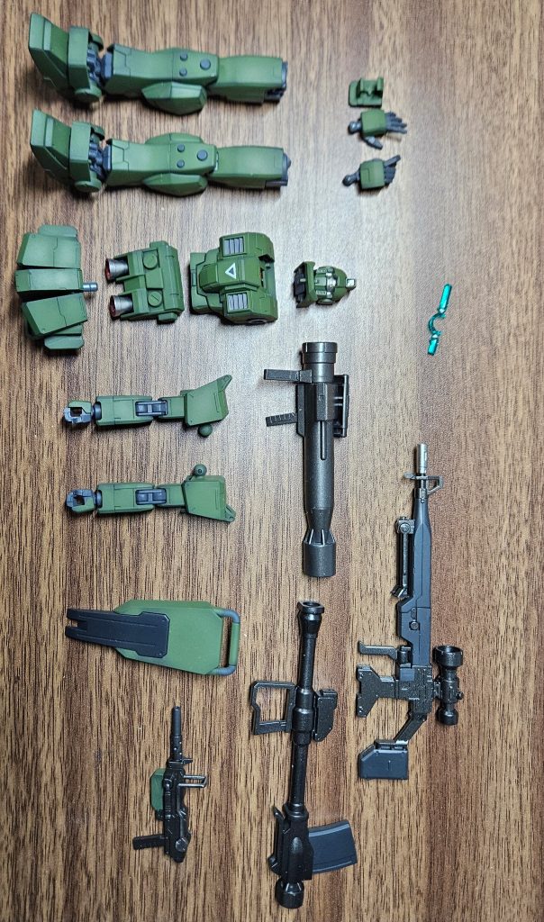 並べたくなる組み立て前です陸戦型ジムのキットなので、バズーカやネットガンも入ってたのですが…結局オプションセットのロングレンジビームライフルしか使いませんでした💦