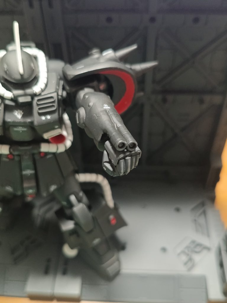 腕部2連装マシンガンはオリジンのザクII C-6/R6型の腕部パーツを付けてパテで成形バレル部はそこら辺にあったビームサーベルの持ち手を接着前腕は両腕とも1mm幅増し&nbsp;