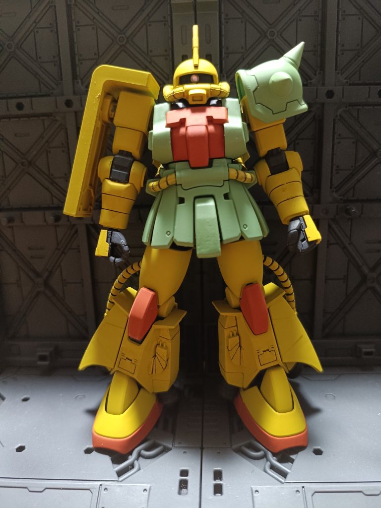 試作機という事でコーションマーク等はほぼ貼らず(両肩のみにジオンマーク)