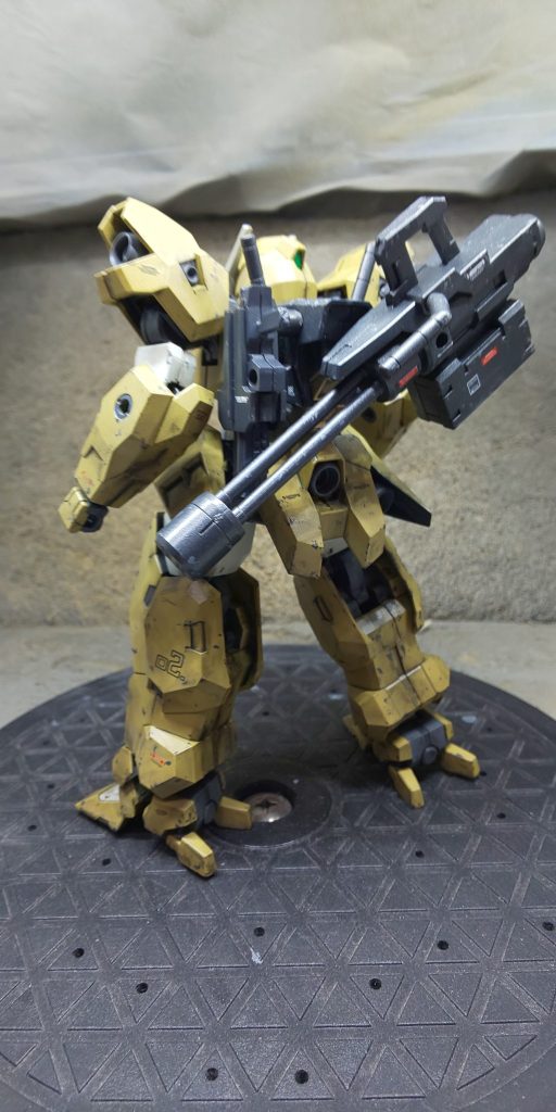 &nbsp;ガトリングガンを背負えるようにボールジョイントを付け、左側が寂しかったので境界戦機のウエポンセットからピストルを拝借。&nbsp;地球の経済が困窮している中で戦闘の度に武器をポイポイ捨ててくるのはどうかとしょうもない所が気になったので🤔。