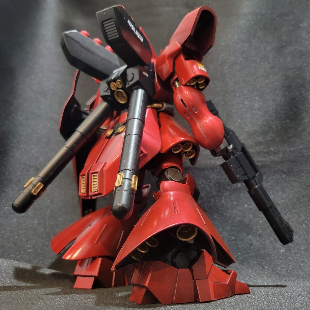 プロペラントタンクは大型化してますコトブキヤのタンクとサザビーのタンクを切ってくっ付けて塗って取り付けましたサザビー出ます、サザビー発進！