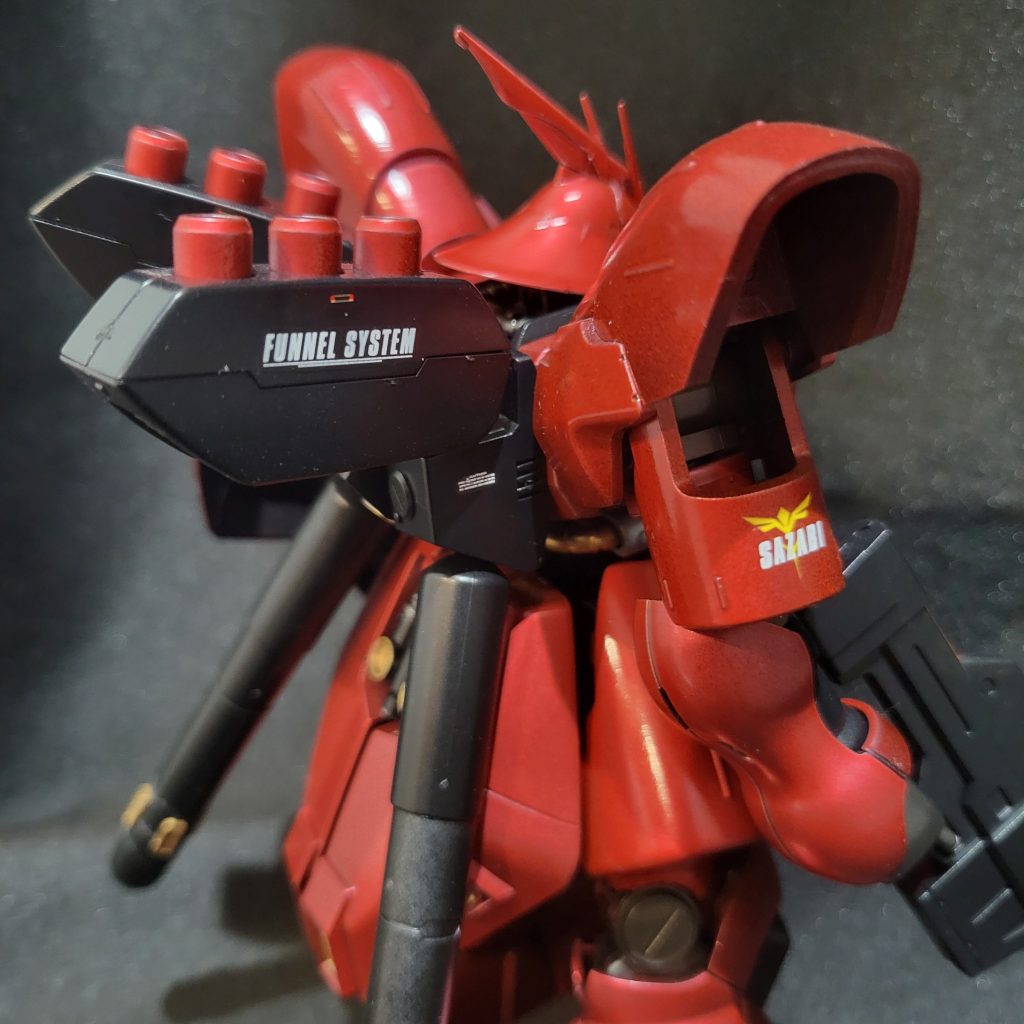 デカールも少しだけ貼りましたサザビー、HGなのにでかいですね