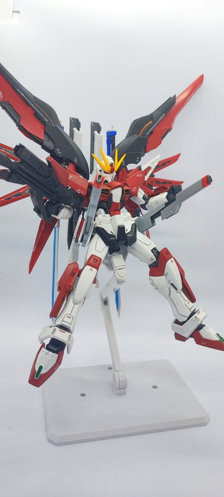 レールガン。腰部に装備された装備でアークオルタナティブガンダムの際はビームサーベルが搭載されていたが、進化を果たしたことにより、ビームブーメランが装備されている。威力も通常の5倍近く引き上げられている。