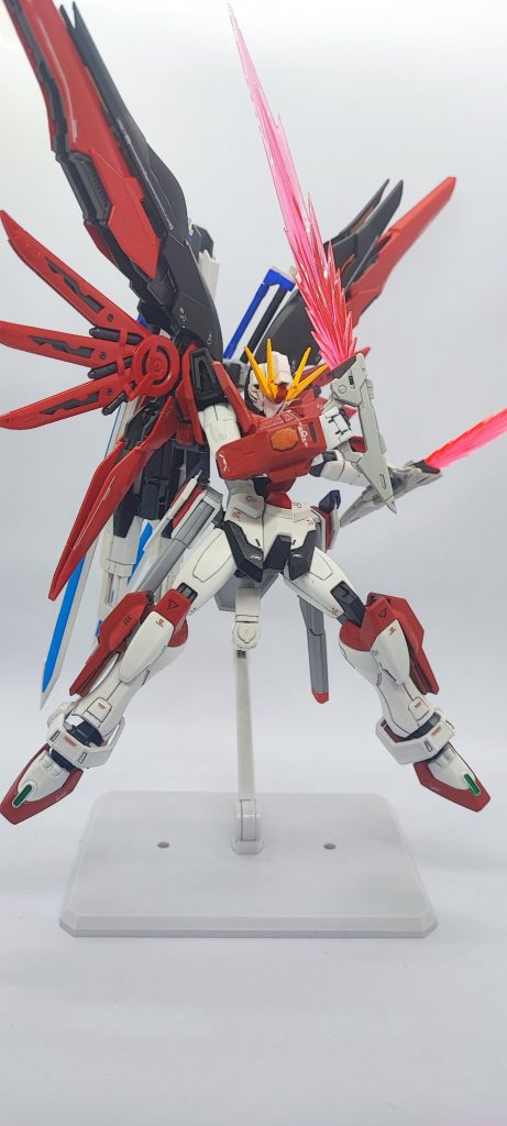 強化型フォトンエッジビームブーメラン。パイロットのフォトンをビームブーメランに注ぎ込むとこで大型化になり、ビーム刃も長くなりビームサーベルのように使うことが可能となる。切れ味はヴォイドの量産MSを紙切れのように簡単に切り裂く。(量産型MSの硬さは通常のビームサーベルでは切り裂くことは不可能で切り裂けたとしてもすぐに修復され、強化される。)