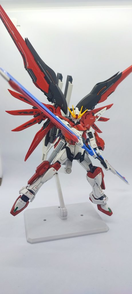 レーヴァテインレーザー対艦刀。アークオルタナティブゼロになった際に2本装備されるレーザー対艦刀。背中に装備されている際は少し小さめだが手に持った際に本来の大きさに戻り、1.5倍近くは大きくなる。パイロットであるアイリスディーナが最も使用し、気に入っている武装の1つで二刀流で振り回したり、1本を投げ飛ばしたりなど様々な使い方が可能。レーヴァテインレーザー対艦刀アンビデクストランスフォーム。柄同士を連結させたレーヴァテインレーザー対艦刀の姿。槍やランスのように間合いをとった戦い方にも対応。また連結させたと同時に高速回転させることで擬似的なバリアを発生させる事もできる。