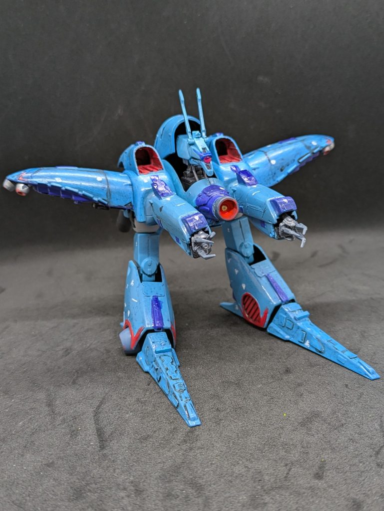 機体解説その1。はい、皆様お待ちかねの機体解説コーナーです。機動戦士ガンダムZZに登場するネオ・ジオン軍のモビルアーマーです。なんとびっくり、あのビグ・ザムの系統でございます。登場回数はわずか2話！第38話『鉄壁、ジャムル・フィン』と第45話『アクシズの戦闘』のたったの2話だけです・・・。しかも45話ではちょっとだけしか出ません。結局撃墜されるシーンはありませんので、その後は不明です。では、なぜインパクトがあったのか？それはサブタイトルになった機体であることと、いわゆる「黒い三連星」枠で、三位一体の攻撃を得意とするからでしょうか。ガンダム世界において、3機で活躍する機体というのは必須ですからねw（ZZでは冒頭にガザの嵐隊も3機編隊登場するので、2番目のトリオかな）