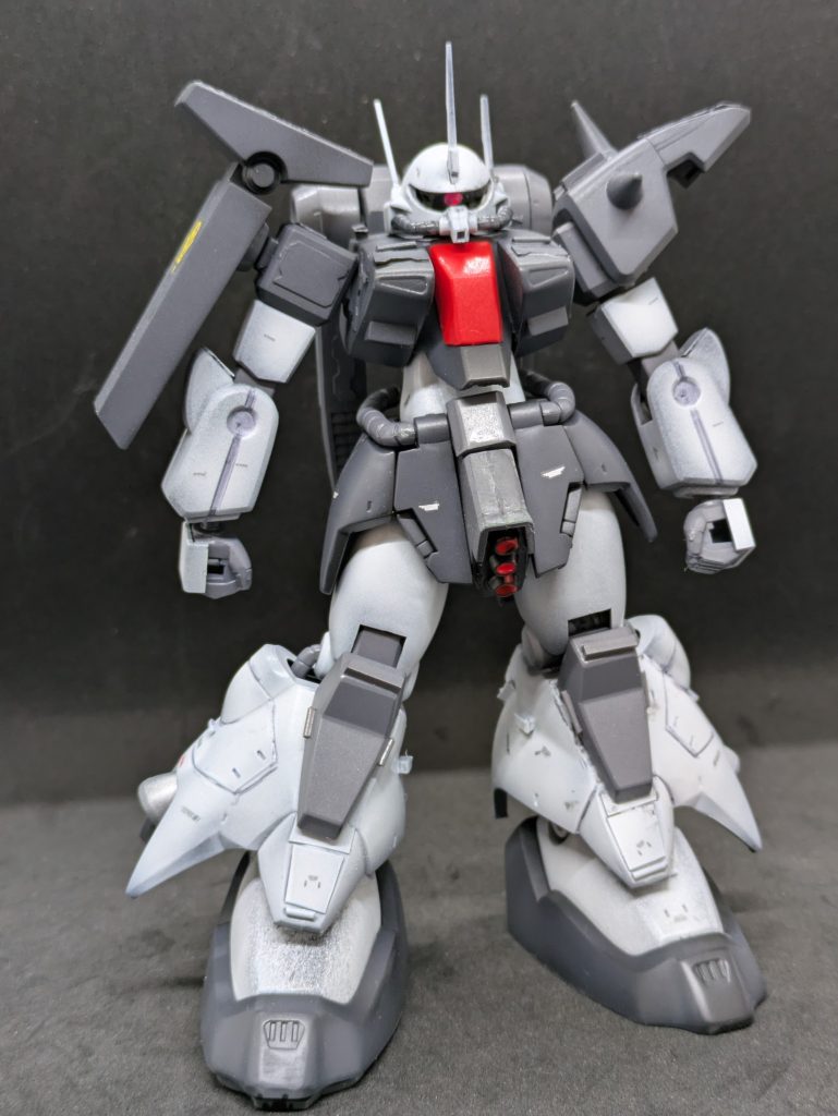 【機体解説②】固定武装として頭部（口唇部）にジオングのようなビーム砲が内蔵されています。（通称ゲロビーw）腰部にはビームサーベルを兼ねたビームキャノンとなっています。その他はシールド裏に予備のビームサーベルやクラッカーをマウントされています。オプションでR・ジャジャが装備している銃剣ビームライフルを装備します。
