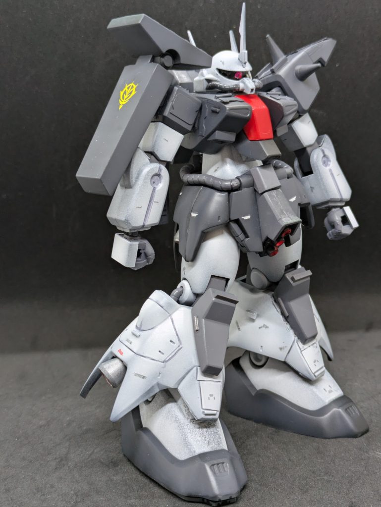 【機体解説③】ザクIII量産型で有名なパイロットはラカン・ダカランです。軍人として非常に優秀ですが、病院船を撃沈するなど冷酷さも持ち合わせています。腕はアクシズ（ネオ・ジオン）でも屈指のもので、ジュドーの駆るΖΖガンダムと一騎打ちをしても互角の勝負をします。最終的には撤退に追い込まれますが、初代からのハヤトファンの方々はここで悲劇を見ることになります。（ここはなんとかならなかったのか・・・）当時最強MSのZZに肉薄できるのは、ゲルググの後継機リゲルグもですが、ガンダムタイプと互角に戦えるのはジオン技術者の意地を感じます。