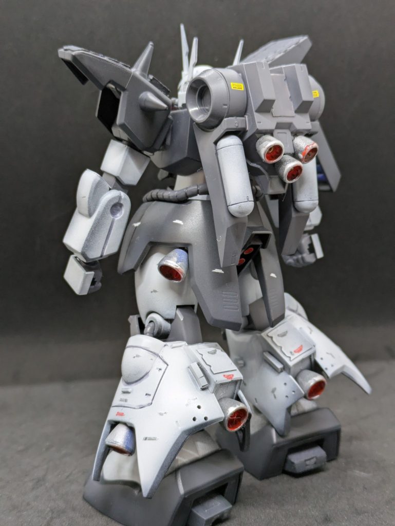 【機体解説④】ザクIIIには同時期に量産化を争ったドーベン・ウルフというMSがいて、こちらは宇宙世紀0088のトレンドであった大火力と非ニュータイプでも扱える擬似サイコミュを搭載しており、量産化はドーベンに軍配が上がります。とはいえ、どちらも旧ジオンのザクのように大量に量産化されたわけではないですが・・・。劇中では第27話で初登場（迎賓館の門番w）、第35話、36話で前述のラカン機として登場。後は44話と45話で少し出てくる程度の活躍です。悲しい。あとゲーマルクにビームサーベルを手渡すシーンがあったかな・・・。ユニコーンには袖付きで隠し腕を持った機体が出てくるので、ザクIII改以外にも色々な派生タイプがあったのでは？と思わせます。
