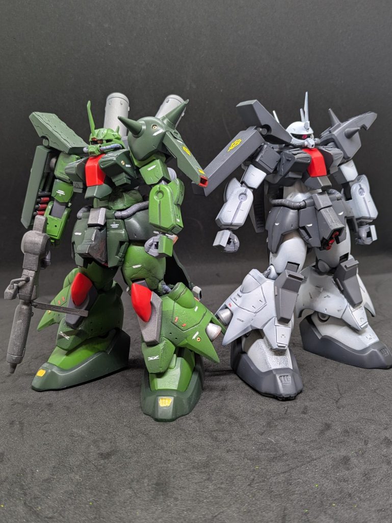 マシュマー機（ザクIII改）と並べました。マシュマー機は結構いじりましたが、並べてもいじった箇所がわかんないですね・・・。マシュマー機の方が緑なのでザクっぽいですね。なぜ量産型が白いのかは、私の仮説ではシン・マツナガの影響があったのでは？と思っております。改めてHGUCザクIIIの説明書を読むとそんな説もあると書いてありました。私も大昔読んだ時にその説を信じたのかもしれません。