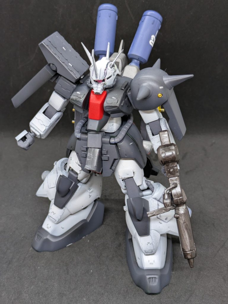 【AMX−011S ザクIII改 ソフィアカスタムについて】ドーベン・ウルフとの量産化競争では敗れたザクIIIであるが、その性能は破格のものであり、カスタム化されたものをザクIII改と呼称し、そのパイロットの資質を最大限に活かすチューンが行われる。アクシズの地球圏復帰に伴い、連邦軍やアナハイム・エレクトロニクス社で燻っていた技術者たちもアクシズに参加し、バイオセンサーやインコムの技術をアクシズに持ち帰り、ザクIII改に装備されることとなる。ソフィアカスタムには、ジオン軍技術の結晶ファンネルが装備される。ファンネルの感度向上のため、通信アンテナが各部に増備されている。ザクIII改全般にいえることだが、大きすぎるリアスカートとプロペラントタンク（なぜかガンダム界では戦闘中でも重曹を外さない不思議さがある。かっこいいんだけど・・・）装備のため、操縦性は悪いがパイロット各自の操縦技術でカバーし、性能以上の能力を引き出している。
