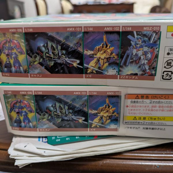 いつもお世話になっております。ガンプラ愛好家のまお大佐です。いつかはやらないと思っていた旧キットのR・ジャジャ。完成はいつになるかわかりませんが、年内完成を目指して着手します。旧キットの箱絵の横はシリーズラインナップが紹介されていますが、片方にはダブルゼータがありません。古いデザインなのでしょうか？何にせよいつ買ったか覚えていません。20年以上前な気がします・・・。旧キット中のでも、やたらパーツが透けているような気がします。裏面を黒で塗っておきました。ここからどう料理するかは大体決めてありますが、気長に進めます。（2枚目）