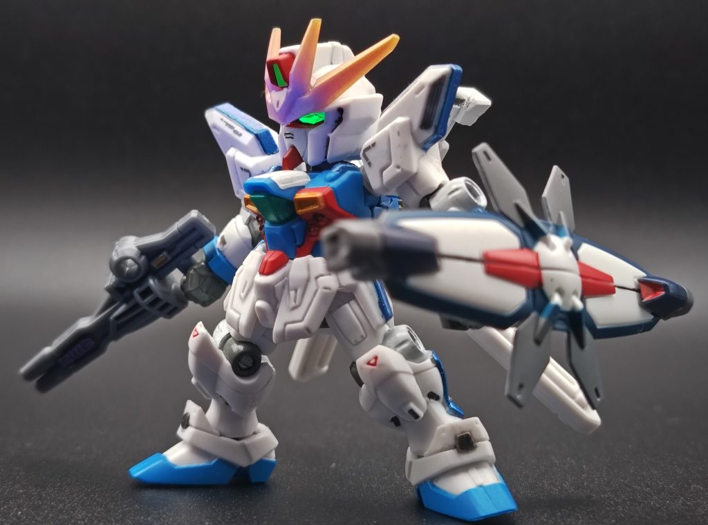 こちら、アンサンブルのガンダムXは大変イケメンです。トップ画でも使いましたがお気に入りのカットで。同段に百式がいたためアンテナが金色になった説。以上です。最後までご覧頂きありがとうございます！