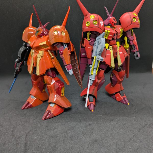 旧キットRジャジャの素組みの方が完成しました。うーん、分かっていたとはいえ、今まで出来が良いとされてきた旧キットダブルゼータシリーズと比べるとキツイですねー。このキット自体が決してダメとは思わないのですが、HGUCと並べると如実ではないでしょうか？HGが私にとって、かなりの満足な出来ので、コレをどのようにいじるのか悩むところです。気になるところは背の高さが違うのと、頭部の形状かな。頭部の設定がではなく、全体の設定の方の絵を参考にしたからでは？と思います。胴は寸胴ですが、設定画はこっちの方が近いです。意外とマッシブなんですよね、R・ジャジャはー。今風じゃないですがwでも昭和のプロレスラー体型なのも悪くはないんだよなー。悩みますね。まお大佐仕様のHGUC「Rジャジャ」を作りつつ、色々自分のできる範囲でやれることをやってみます。&nbsp;（5枚目）