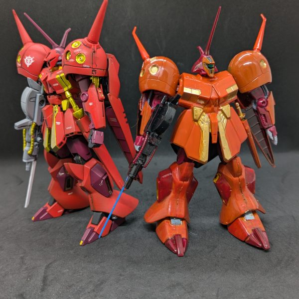 旧キットRジャジャの素組みの方が完成しました。うーん、分かっていたとはいえ、今まで出来が良いとされてきた旧キットダブルゼータシリーズと比べるとキツイですねー。このキット自体が決してダメとは思わないのですが、HGUCと並べると如実ではないでしょうか？HGが私にとって、かなりの満足な出来ので、コレをどのようにいじるのか悩むところです。気になるところは背の高さが違うのと、頭部の形状かな。頭部の設定がではなく、全体の設定の方の絵を参考にしたからでは？と思います。胴は寸胴ですが、設定画はこっちの方が近いです。意外とマッシブなんですよね、R・ジャジャはー。今風じゃないですがwでも昭和のプロレスラー体型なのも悪くはないんだよなー。悩みますね。まお大佐仕様のHGUC「Rジャジャ」を作りつつ、色々自分のできる範囲でやれることをやってみます。&nbsp;（6枚目）