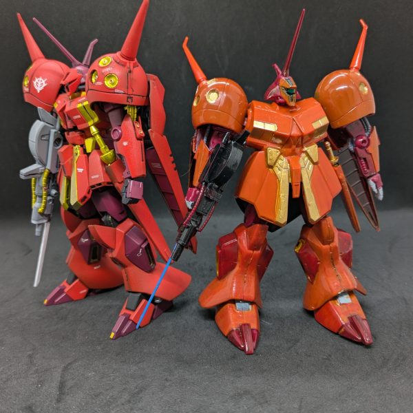 旧キットRジャジャの素組みの方が完成しました。うーん、分かっていたとはいえ、今まで出来が良いとされてきた旧キットダブルゼータシリーズと比べるとキツイですねー。このキット自体が決してダメとは思わないのですが、HGUCと並べると如実ではないでしょうか？HGが私にとって、かなりの満足な出来ので、コレをどのようにいじるのか悩むところです。気になるところは背の高さが違うのと、頭部の形状かな。頭部の設定がではなく、全体の設定の方の絵を参考にしたからでは？と思います。胴は寸胴ですが、設定画はこっちの方が近いです。意外とマッシブなんですよね、R・ジャジャはー。今風じゃないですがwでも昭和のプロレスラー体型なのも悪くはないんだよなー。悩みますね。まお大佐仕様のHGUC「Rジャジャ」を作りつつ、色々自分のできる範囲でやれることをやってみます。&nbsp;（4枚目）
